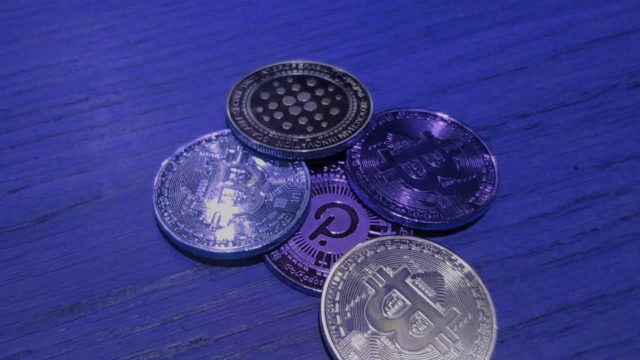 monedas bitcoin y polkadot en color azul que representan el mercado seguro en blockchain web 3, pagos digitales, reflejos de luz, toma macro en primer plano rodando de arriba a atrás, galicia, españa