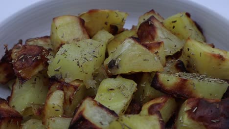 deliciosas patatas asadas con romero en pantalla giratoria