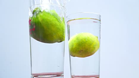 limonada cayendo en el vaso en cámara lenta