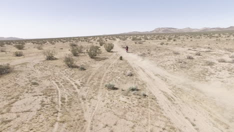 antena: un motociclista corre en su motocicleta honda crf en el desierto