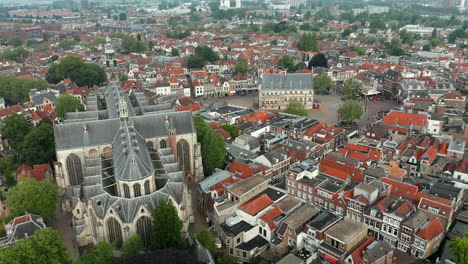 Luftaufnahme-Der-Kirche-Des-Heiligen-Johannes,-Des-Rathauses-Aus-Dem-15.-Jahrhundert-In-Gouda-Und-Der-Stadt-Gouda-In-Den-Niederlanden