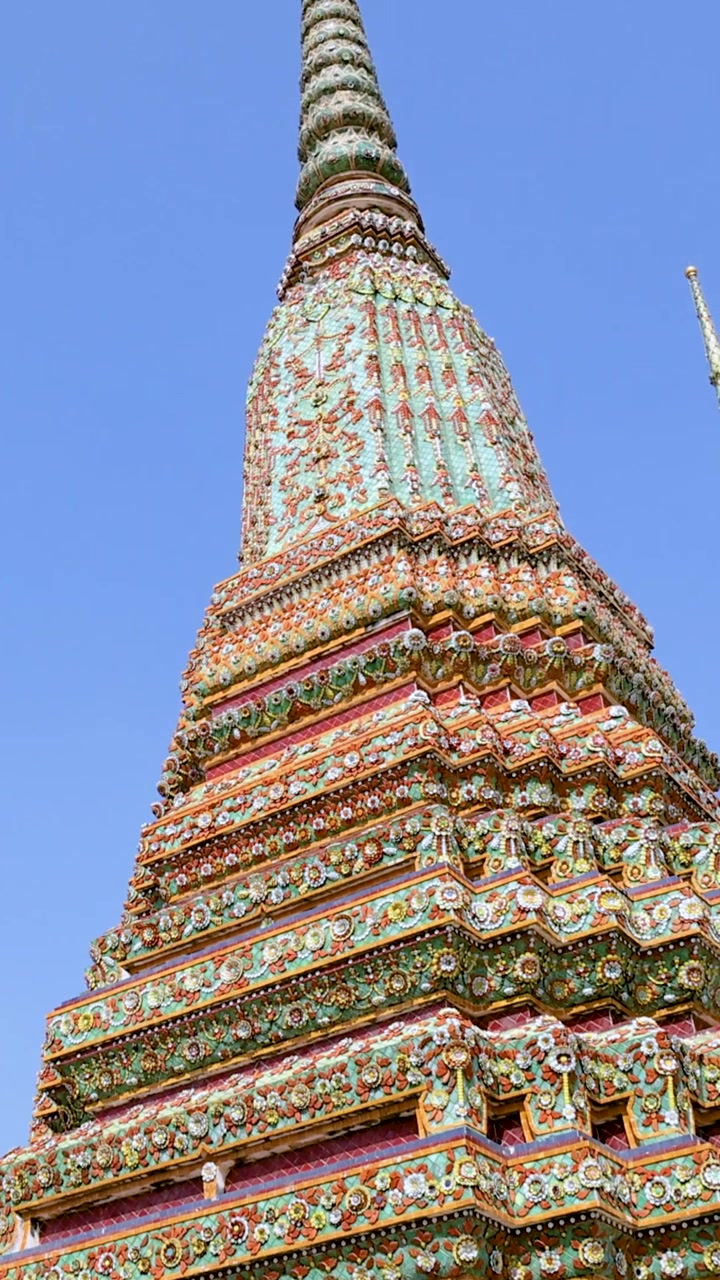 Stupa colorati contro un cielo sereno al Tempio Wat Pho, Bangkok