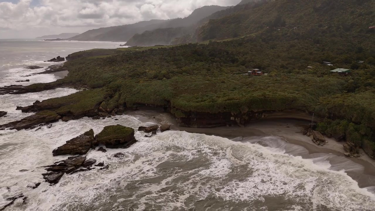 Panoraamakuva dronella rannikkoalueesta lähellä Trumanin polkua Uuden-Seelannin Eteläsaaren länsirannikolla.