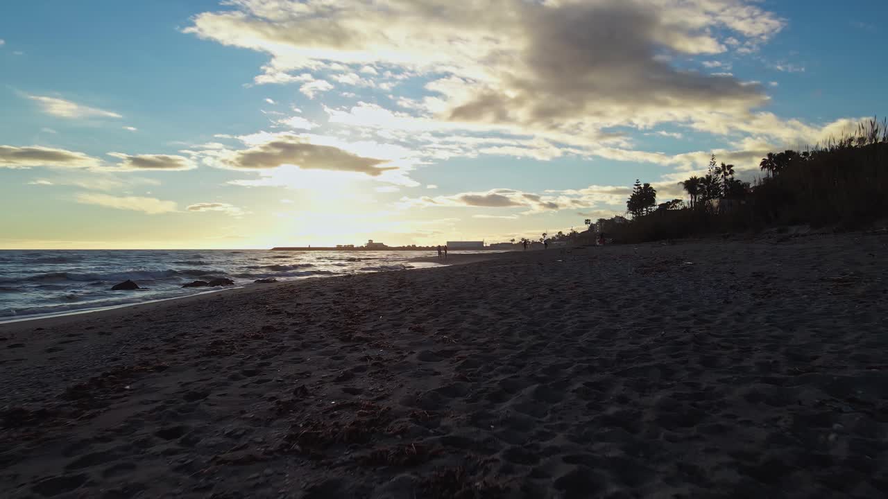 movimiento de muñecas en la playa durante la puesta de sol