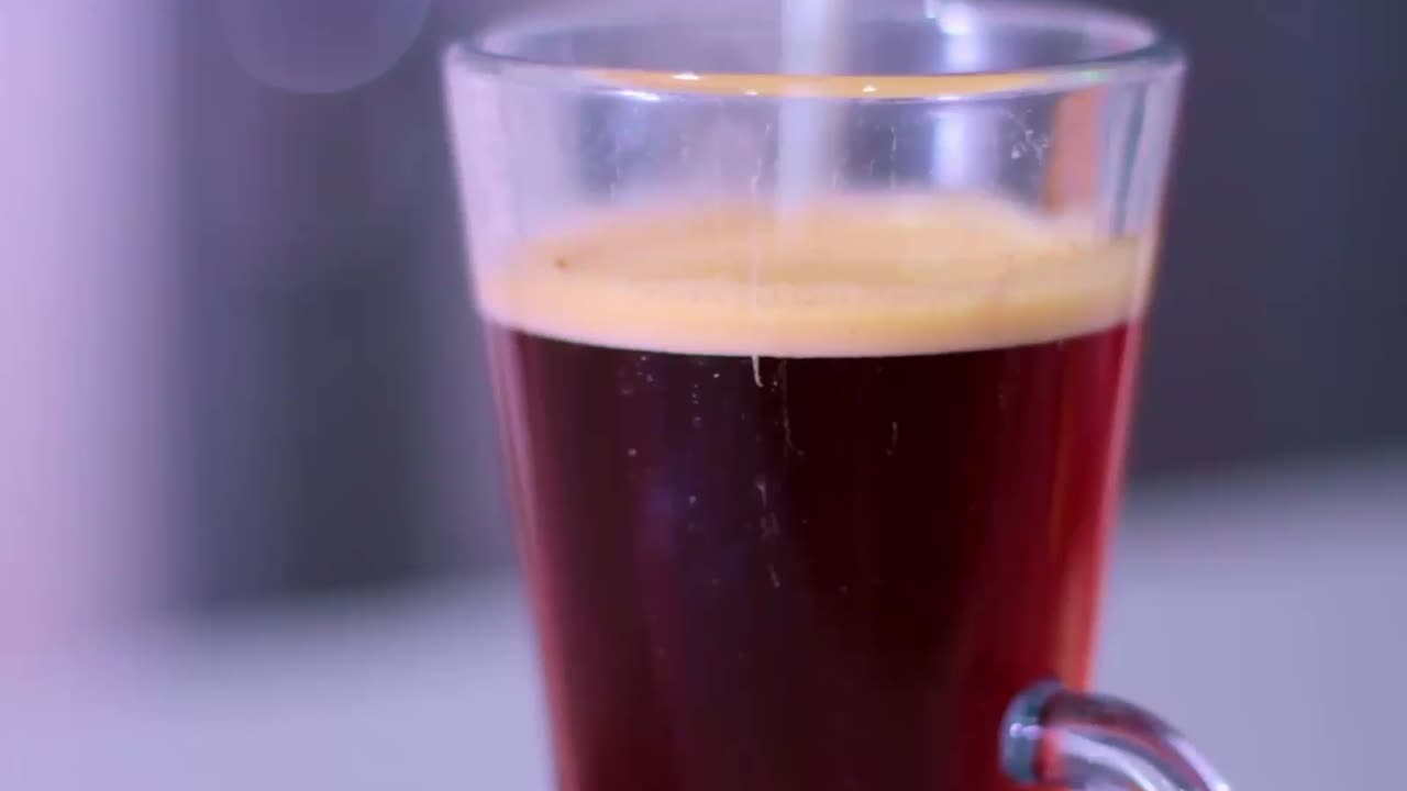 Caffè in tazza in esposizione, senza persone, filmato in stock, video in stock