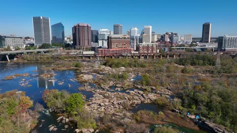 el horizonte de richmond y el río james durante el otoño