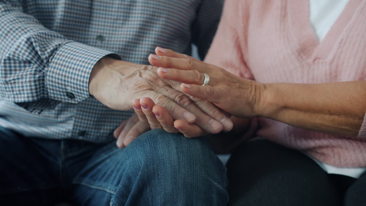 pareja de ancianos tomados de la mano
