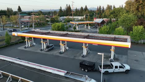 Vista-Aérea-De-Una-Gasolinera-En-Estados-Unidos-Con-Coches-Llenándose-De-Patrulla.