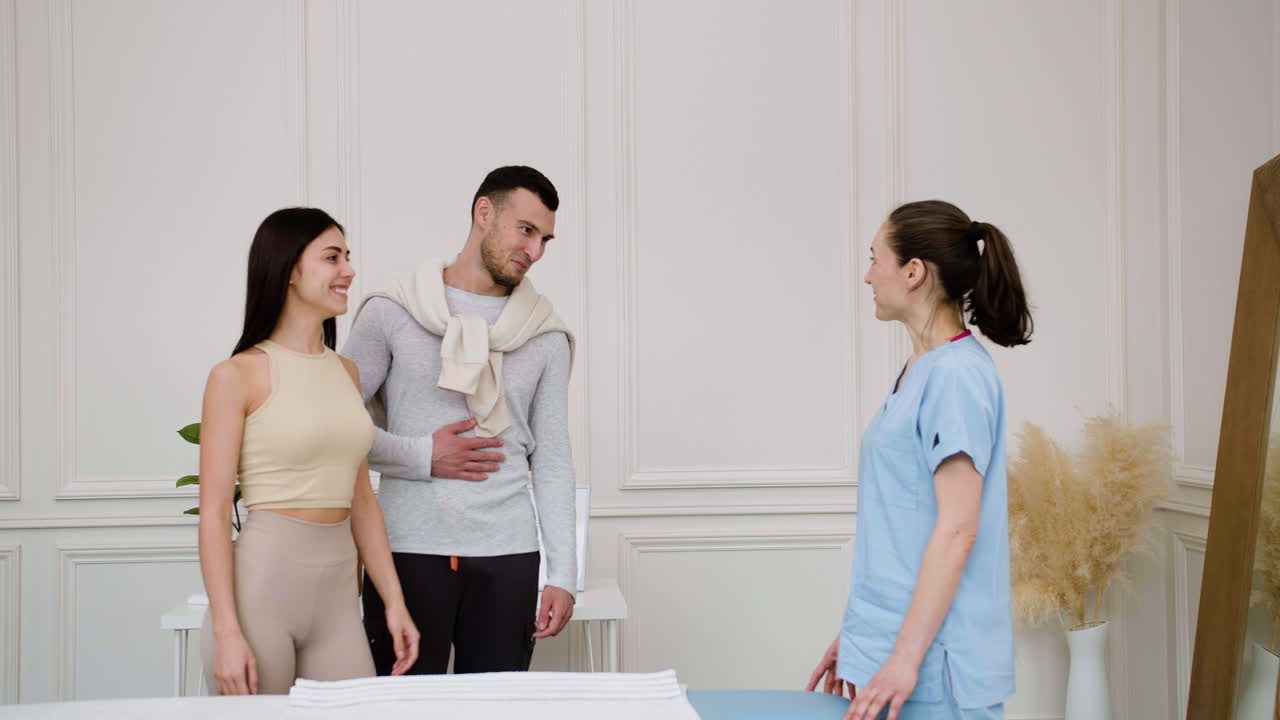 물리치료사를 방문하는 젊은 부부