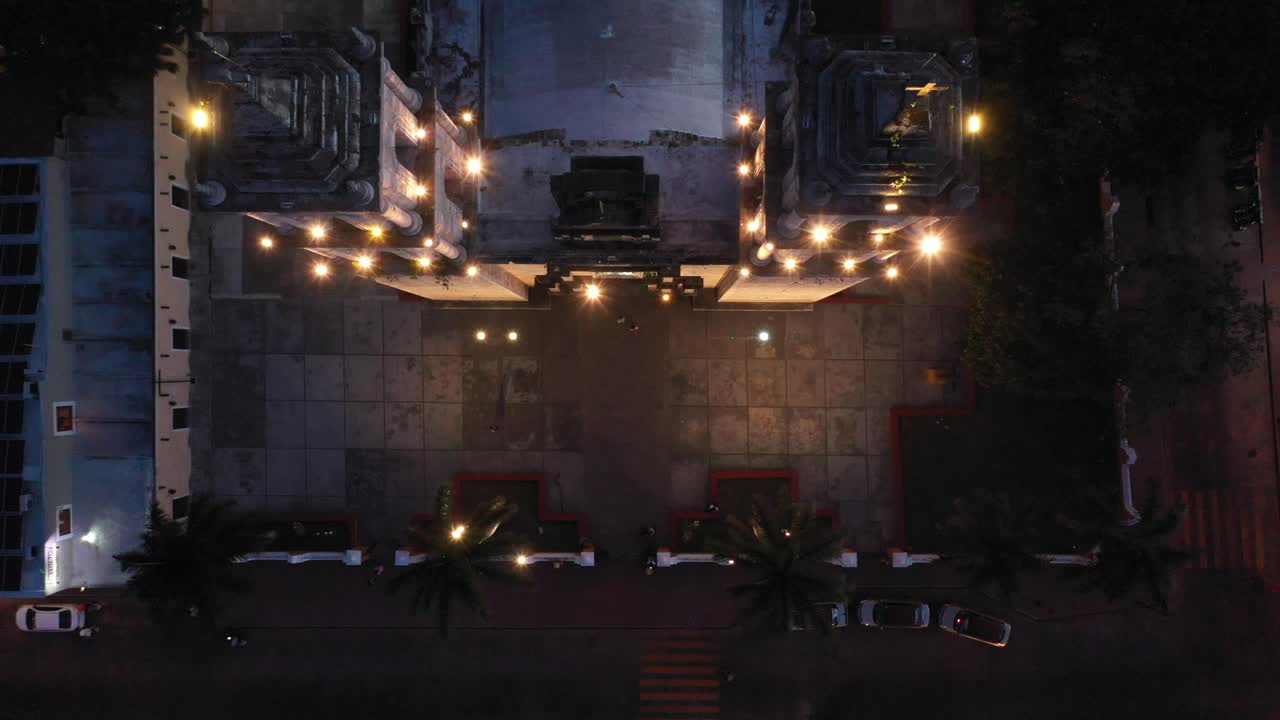 멕시코 유카탄 바야돌리드에 있는 산 게르바시오 대성당의 첨탑을 똑바로 내려다보는 정적인 야간 촬영