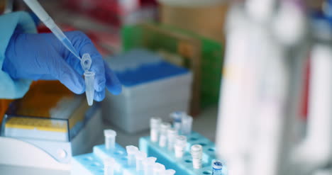 mujer científica inyectando líquido o virus en el matraz en el laboratorio 1