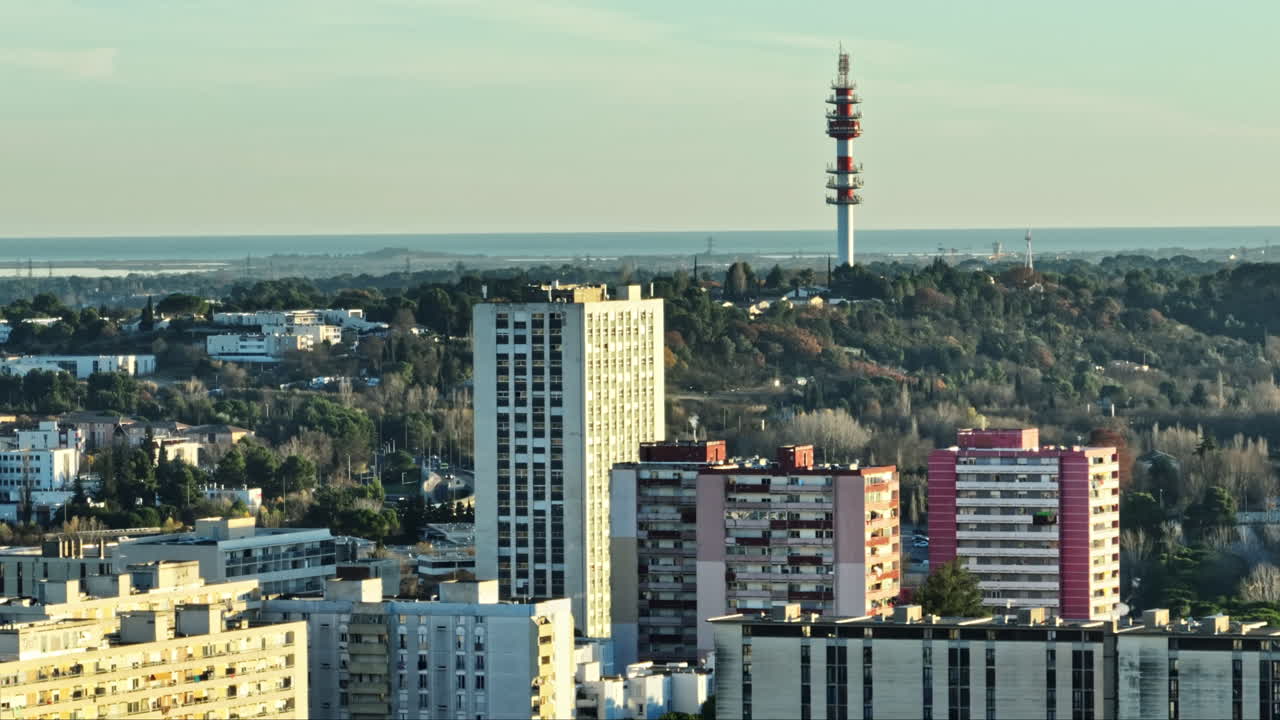 위에서 볼 수 있는 라 모슨의 풍경: 주거 건물들이 아이콘을 향해 어 있습니다.