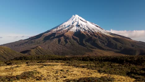 impresionante volcán del monte taranaki y un valle de naturaleza prístina, hermoso paisaje de nueva zelanda - retiro aéreo