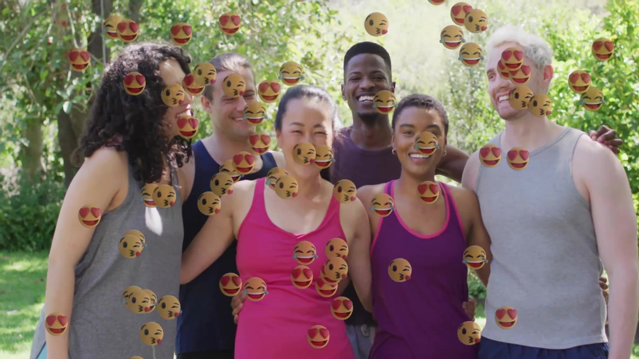 Telecamera che riprende sei amici sul prato con emoji animate che fluttuano verso l'alto per una vetrina tecnologica.