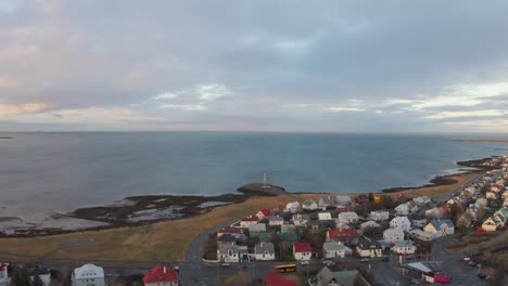 panoramowanie nad kolorowymi domami nad morzem w reykjaviku podczas pięknego zachodu słońca, antena drona