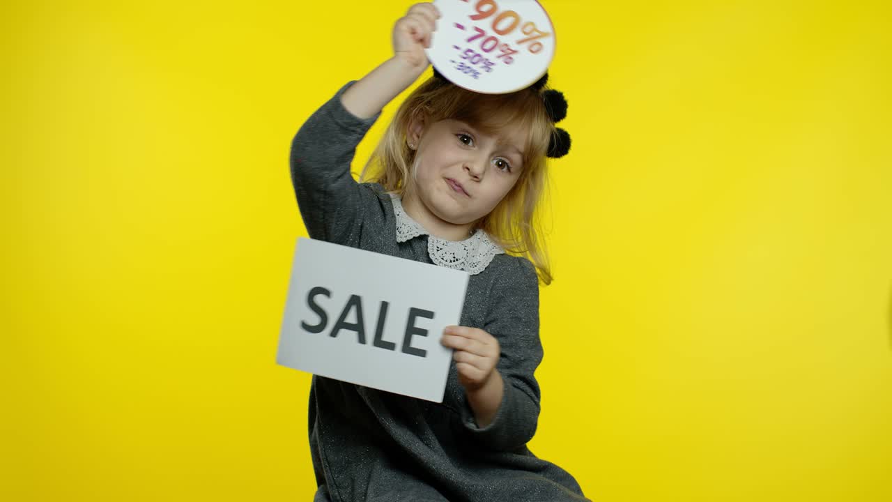 소녀는 판매 단어와 할인 광고 글자 배너를 보여줍니다. 블랙 프라이데이 컨셉