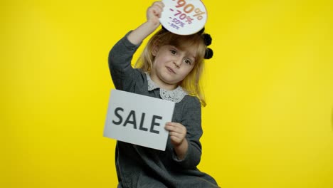 niña mostrando palabras de venta y descuentos anuncios inscripciones pancartas. concepto de viernes negro