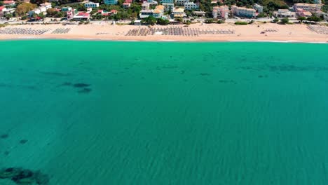drones vuelan sobre una hermosa playa en grecia