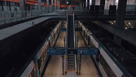 Leerer-Bahnhof-Mit-Rolltreppe-Frankreich