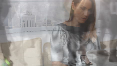 animación de una mujer trabajando en una computadora portátil en casa sobre pasajeros acelerados caminando en un edificio moderno