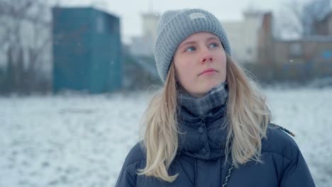 fille aux cheveux longs dans la neige husky sibérie