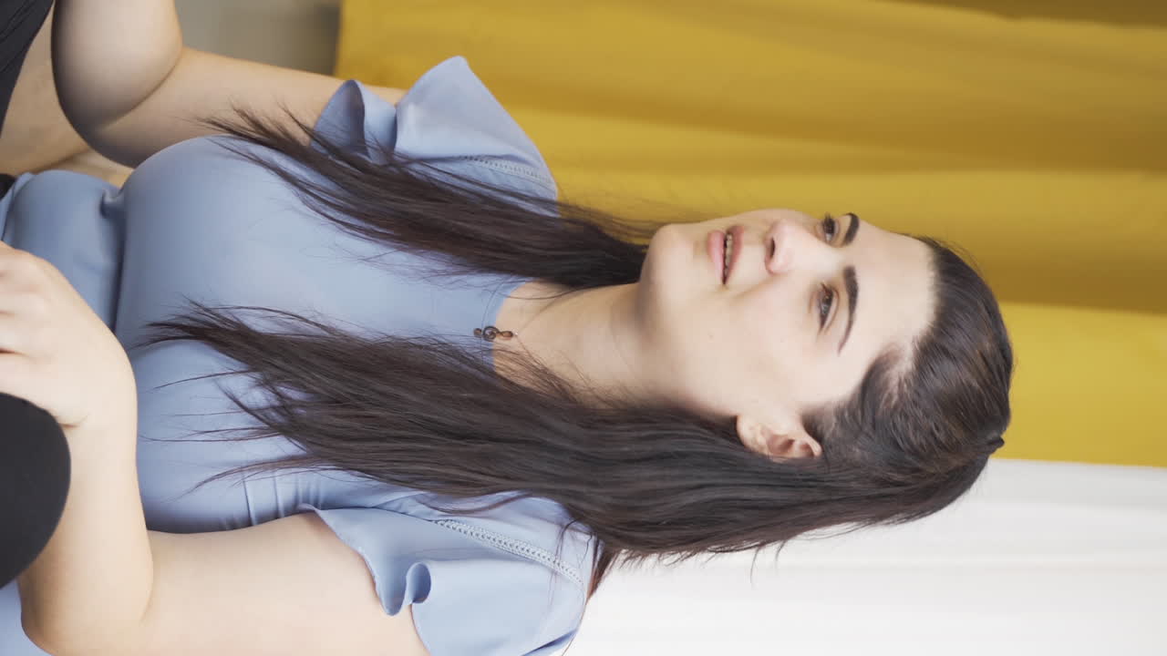 vídeo vertical de una mujer auto motivada.