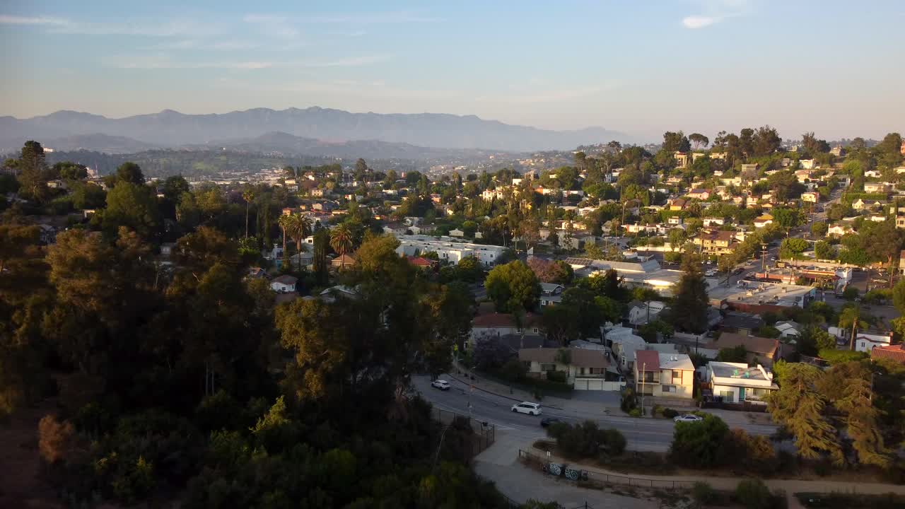 drone disparado volando sobre la calle en el barrio residencial de los ángeles