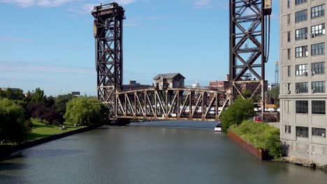 Historische-Vertikale-Hubbrücke,-Während-Ein-Zug-über-Den-Fluss-Fährt-4k