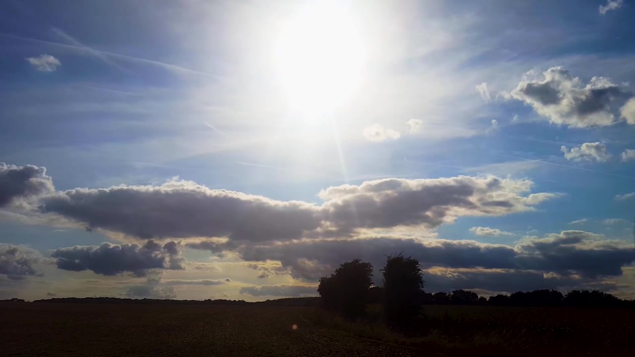 Timelapse de nubes en movimiento sobre un campo en Kent. Cielo azul con nubes que se desplazan rápidamente. Cerca del atardecer