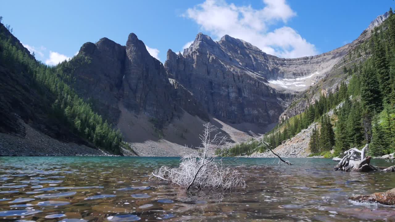 timelapse vista del paisaje del lago agness en la ruta de trekking del lago louise en verano durante el día con algunas nubes en la cordillera de sky-rockie con hermoso lago, alberta, canadá