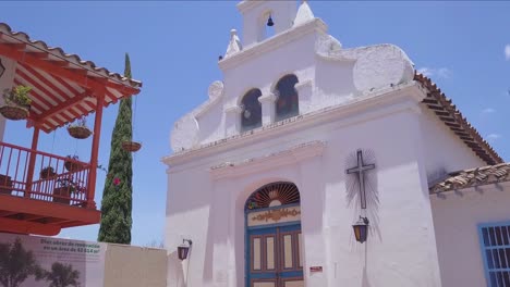 Toma-De-Apertura-De-4k-De-Deslizamiento-Lento-De-La-Iglesia-Y-El-Cielo-Azul-En-Verano,-Pueblito-Paisa