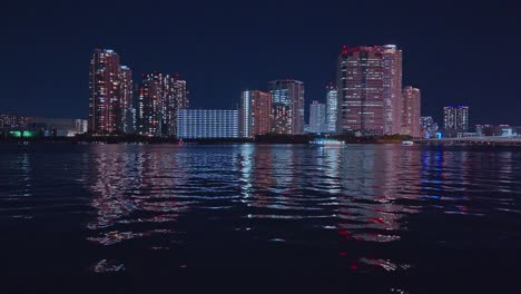 Nachtlicht-Tokio,-Tsukuda,-Toyosu-Wolkenkratzer-Und-Brücke-über-Den-Sumida-Fluss-Yakatabune,-Vergnügungsboot