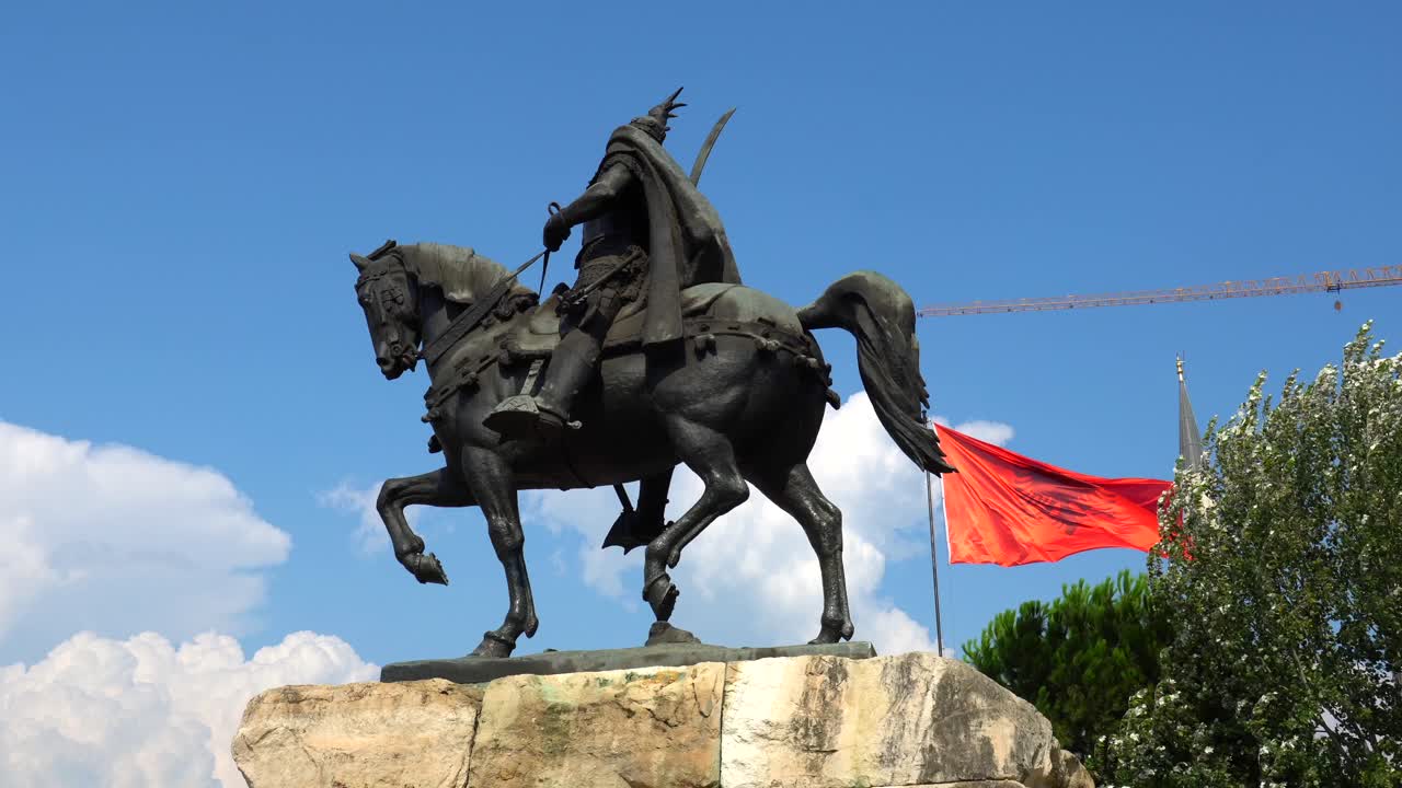 Estátua equestre sob céu azul