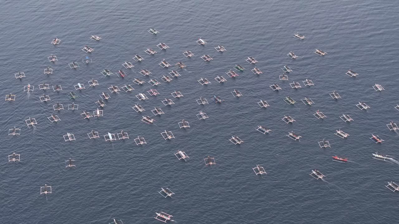 Лодки на спокойном море во время утреннего тура к дельфинам недалеко от Ловины