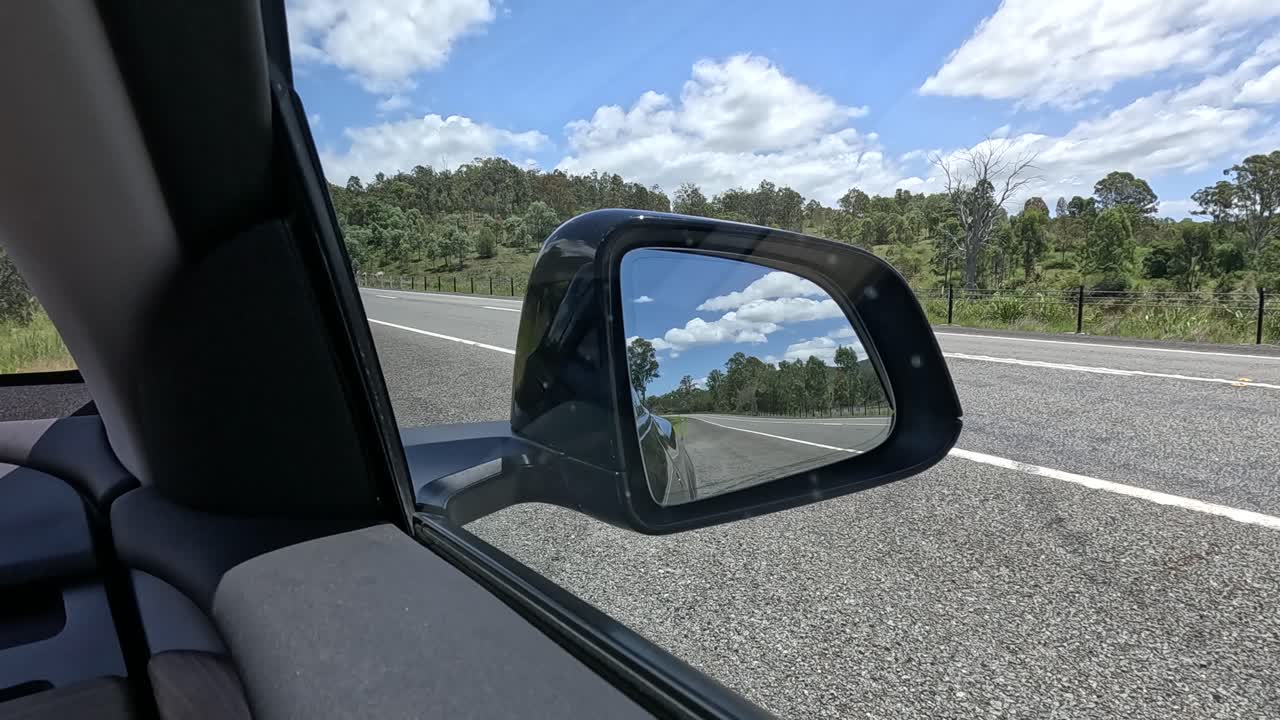 vehículo adelanta en una carretera clara y escénica