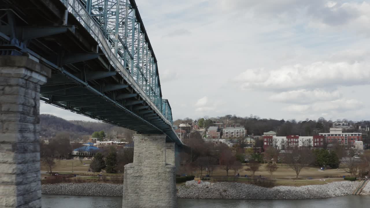 테네시 주 채터누가의 인기 있는 워킹 브리지 아래에서 영화 같은 드론 보기