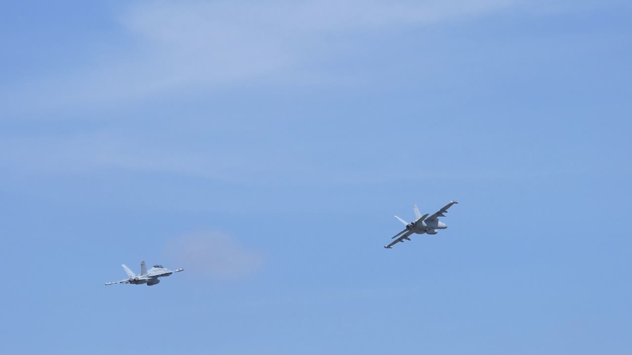 vuelo en formación de dos buques de aviones de combate f-18 en la pista de espectáculo aéreo