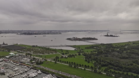 Jersey-City-Nueva-Jersey-Vistas-Aéreas-V21-Panorámicas-Con-Drones-Sobrevolando-El-Puerto-Capturando-El-Parque-Estatal-Liberty,-La-Bahía-Superior-Y-El-Paisaje-Urbano-De-Manhattan-En-El-Horizonte---Filmado-Con-Mavic-3-Pro-Cine---Septiembre-De-2023