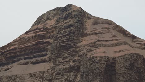 Bergseite-Sandklippe-Nach-Oben-Kippen