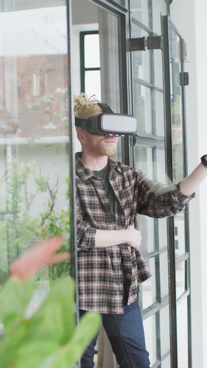 fotografía vertical de un hombre albino usando auriculares vr en su porche