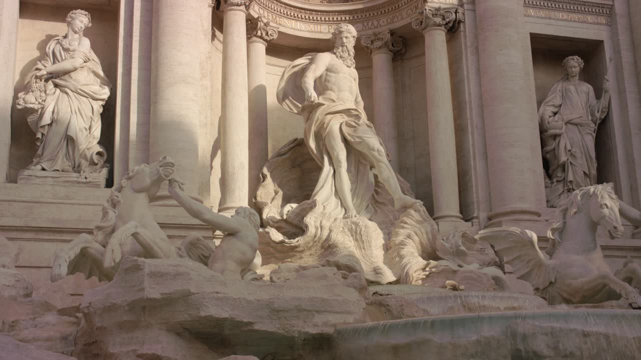 Roma'daki Trevi Çeşmesi, barok heykelleri ve havuza dökülen çağlayan suyuyla, yukarı doğru bir hareketle çekilerek zengin detaylara sahip ikonik bir tarihi dönüm noktasını gözler önüne seriyor.