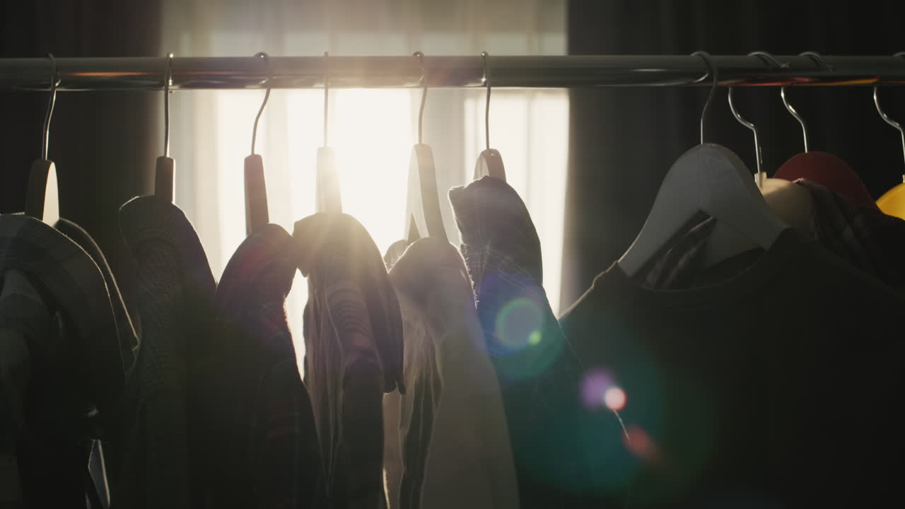 창문에서 빛나는 해가 지는  ⁇ 에 옷을  ⁇ 고 있는  ⁇ 크