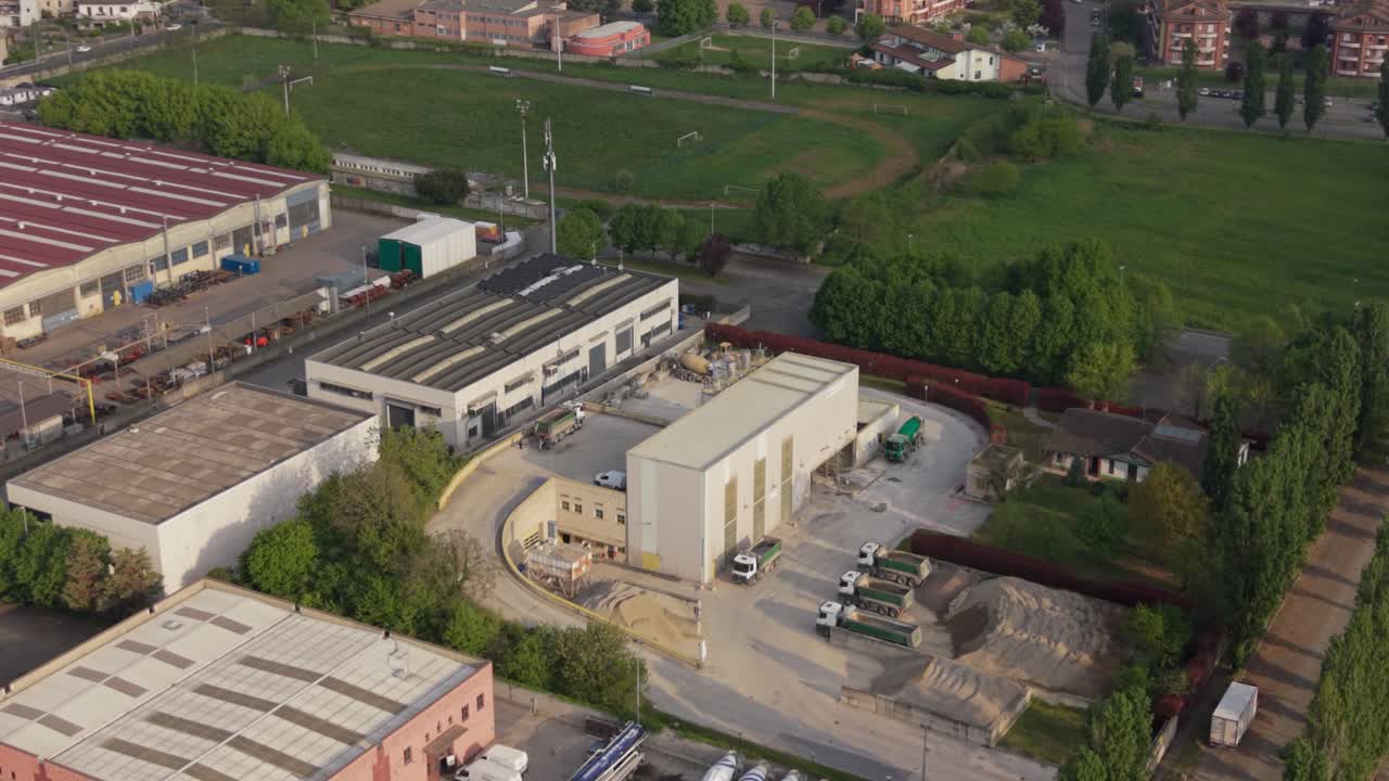 Drone luftfoto af et logistikcenter for byggematerialer i Norditalien nær Milano. Industriel betonfabrik, der understøtter store infrastruktur- og byudviklingsprojekter.