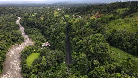 Imágenes-Aéreas-De-4k-De-Un-Vuelo-Descendente-Junto-A-Un-Puente-De-Acero-Deteriorado-En-Medio-De-La-Jungla-Durante-La-Temporada-De-Lluvias