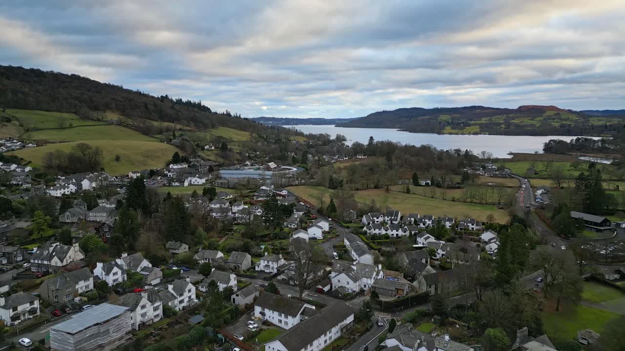 Rekaman udara Ambleside, kota Lakeland dan bekas paroki sipil, sekarang di paroki Lakes, di Cumbria, di Inggris Barat Laut 2023