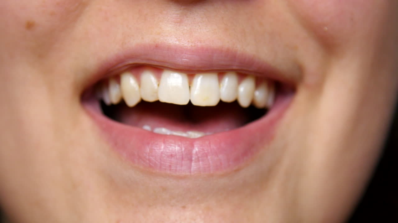 persona muestra sus dientes