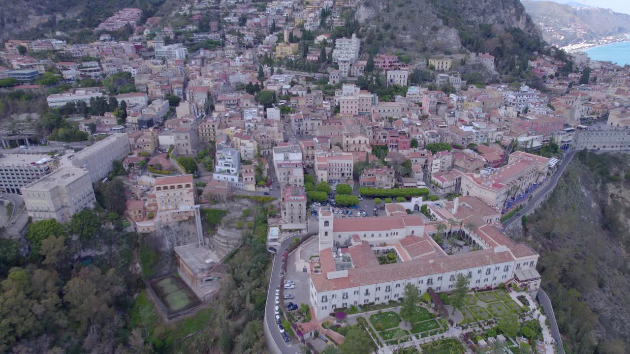 órbita aérea sobre taormina, sicilia, italia un famoso destino turístico, lado sur de la ciudad
