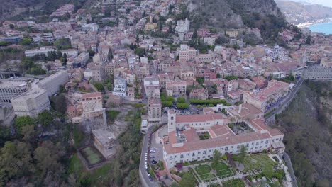 Órbita-Aérea-Sobre-Taormina,-Sicilia,-Italia,-Un-Famoso-Destino-Turístico,-El-Lado-Sur-De-La-Ciudad.