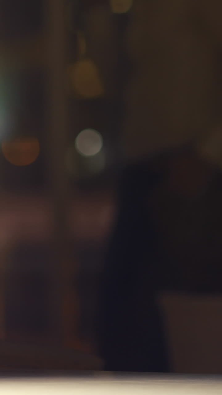 ejecutivo de negocios hablando por teléfono móvil