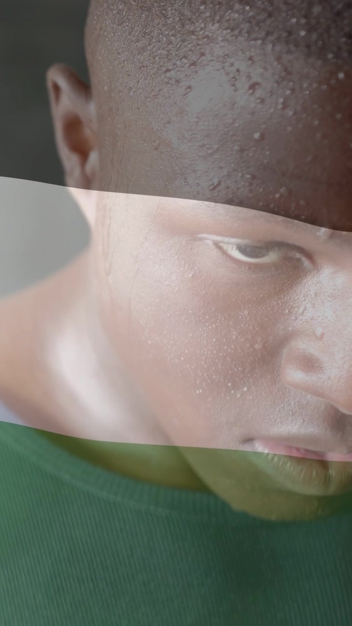 Homem levantando a cabeça e abrindo os olhos durante a reprodução, três faixas mostrando gotas de suor, foco em marketing.